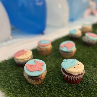 Baby shower cupcakes