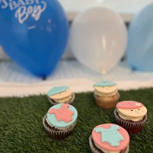 Baby shower cupcakes