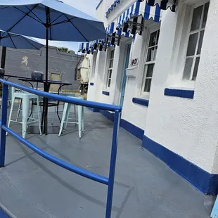 Front area with seating
