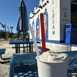 Milchshake, im Hintergrund die Location (eine uralte Tankstelle) ;)