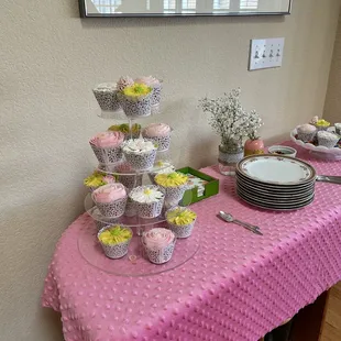 Baby shower cupcakes!