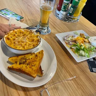 Macaroni and cheese with salad
