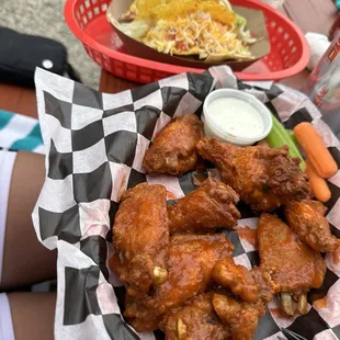 food, fried chicken wings, poultry, bbq wings, chicken wings, fried chicken, bbq chicken, chicken wings and fried chicken, chicken