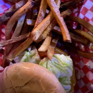Cheeseburger with fries