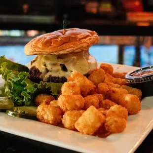 Inferno Butger (with tater tots)