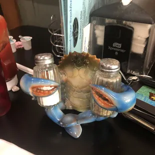 Crab salt and pepper shaker