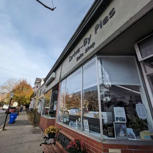 the outside of a bakery