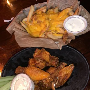 Small mild wings + steak fries with cheese