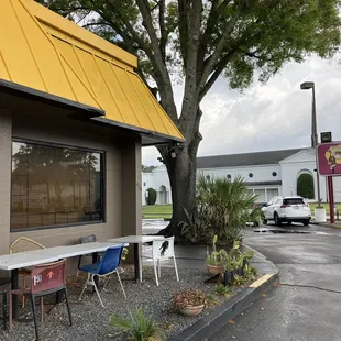 the outside of a restaurant