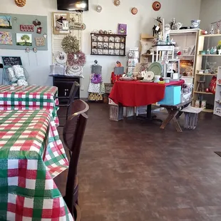 Drury Ln bakery cafe front seating area.