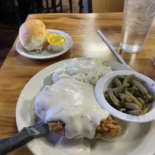 chicken fried with gravy and green beans