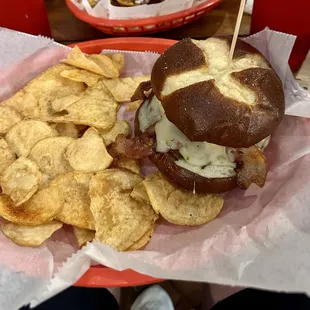 Mac &apos;n Cheese Burger &amp; House-Made Chips