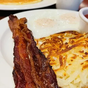a plate of breakfast food