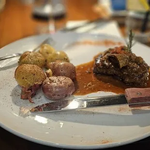 Filet with roasted potatoes