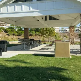 Cutest little hidden park. In great condition and clean. Could use more shade when the sun is high.