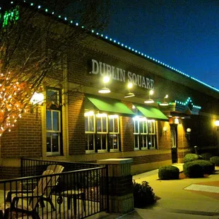the outside of a restaurant at night