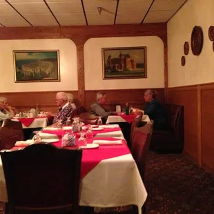 Diners enjoying dinner at Dubrovnik Gardens Eastlake Ohio