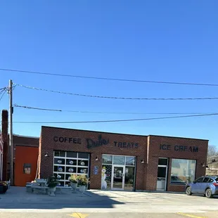 the outside of a coffee shop