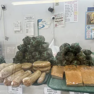 Chả lụa , chả quế, chả chiên , chả gà