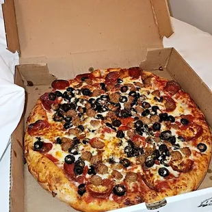 Med pizza! Pepp, sausage, and olive!