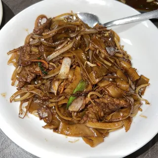 Stir-Fried Rice Noodle with Beef