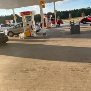 a gas station with cars parked in the lot