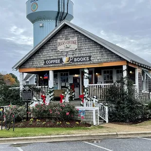 All decked out for the holidays - so festive. Open during off season with decent hours. A hot treat in the winter - can&apos;t beat it!