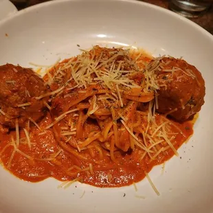 a plate of spaghetti and meatballs