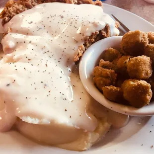a plate of fried chicken and gravy