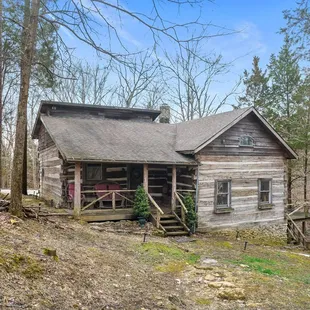 Historic 1830s cabin overlooking Dugan Hollow Falls