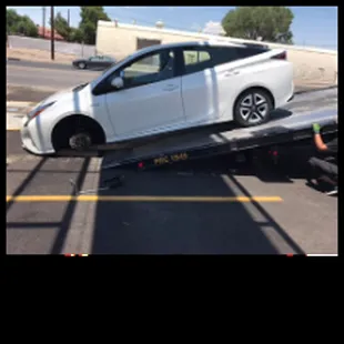 Richard getting my car - minus wheel - up on the flatbed.