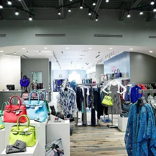 At dugo, we’re experts at knowing what women want to wear. Located in the Galleria Edina Shopping Center, we offer an incredible selection o