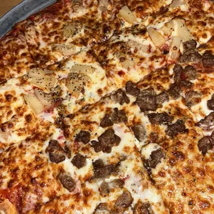 Pizza 1/2 pepperoni pineapple + 1/2 pineapple sausage