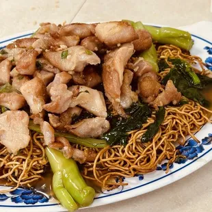 Crispy noodles with minute chicken