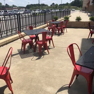 Outdoor seating, they allow dogs.