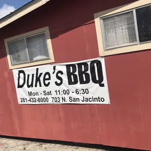 ows a sign for duke&apos;s bbq