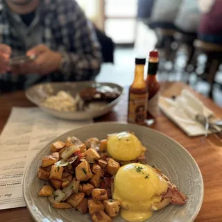 Duke's Eggs Benedict*