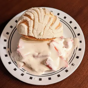 Fresas con Crema Concha (substitute for vanilla Concha) | Instagram: @telephonesmoothie
