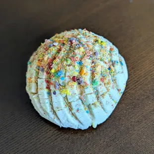 Fruity Pebbles Concha | Instagram: @telephonesmoothie
