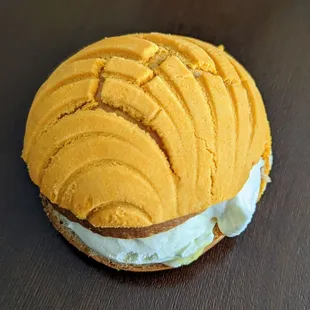 Passion Fruit Concha Sandwich | Instagram: @telephonesmoothie
