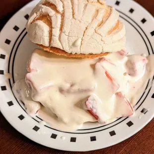 Fresas con Crema Concha (substitute for vanilla Concha) | Instagram: @telephonesmoothie