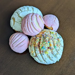 Dulce de Leche Stuffed Concha, Mini Conchas, and Fruity Pebbles Concha | Instagram: @telephonesmoothie