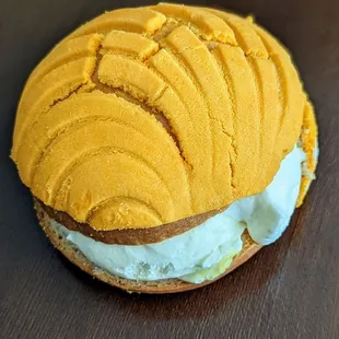 Passion Fruit Concha Sandwich | Instagram: @telephonesmoothie