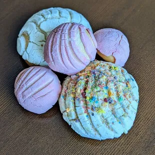 Dulce de Leche Stuffed Concha, Mini Conchas, and Fruity Pebbles Concha | Instagram: @telephonesmoothie