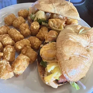 Shrimp po&apos;boy with tater tots
