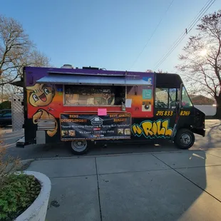 ows a food truck parked in a parking lot