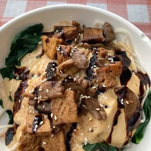 Sesame noodles with tofu and mushrooms