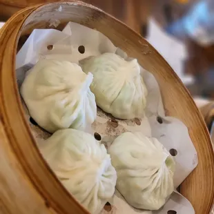 Shrimp and loofah xiaolingbao