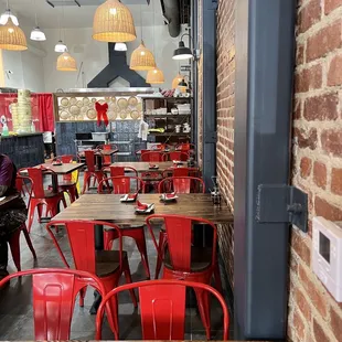 I like the high ceilings and airy feeling. It's much more spacious with better natural lighting than their Walnut Creek location.