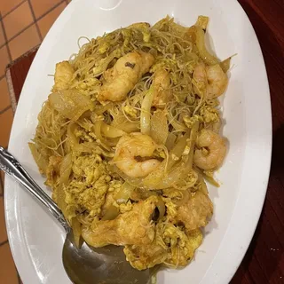 B13. Singapore Noodles Chicken Shrimp Curry Sauce K